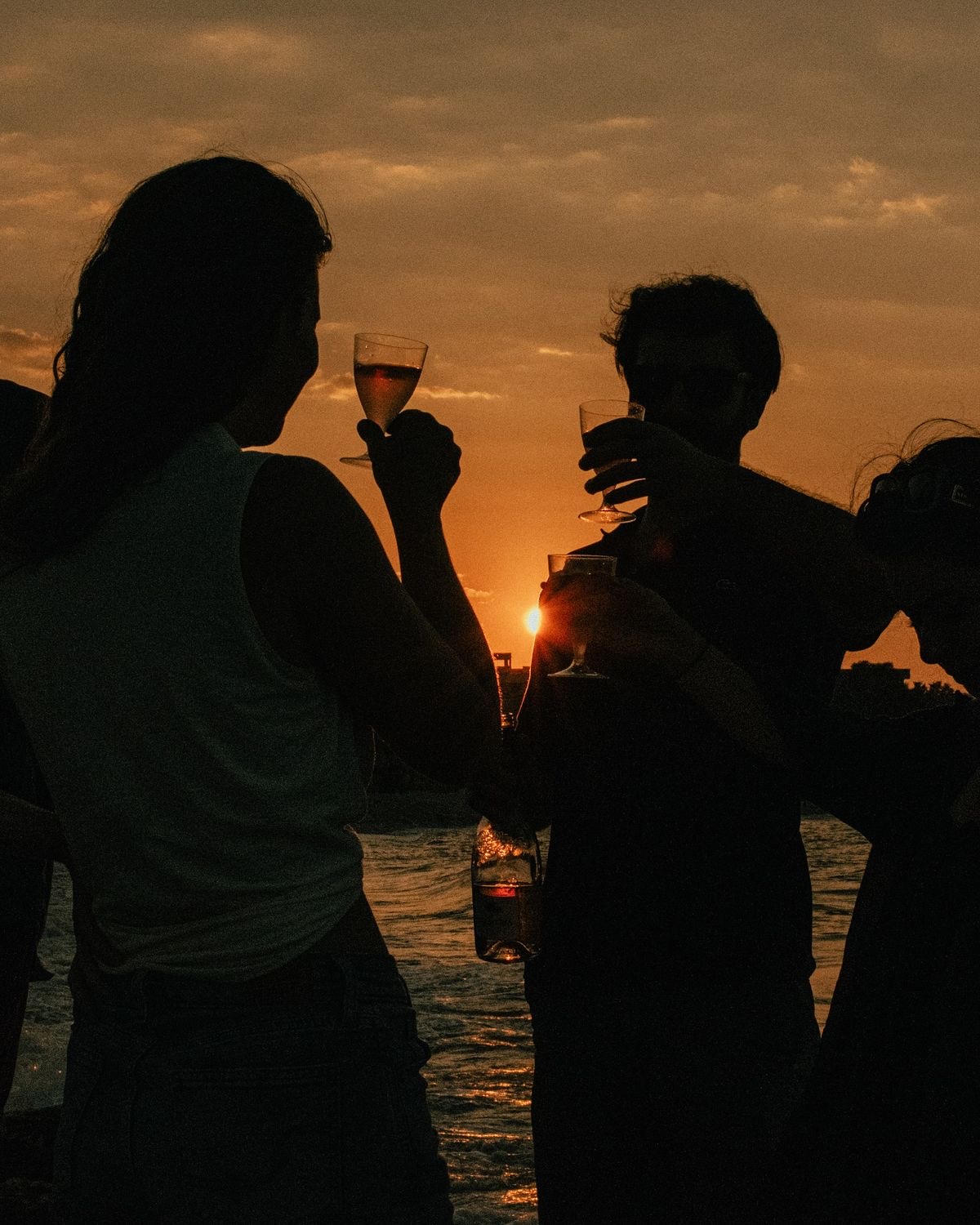 Cheers im Sonnenuntergang