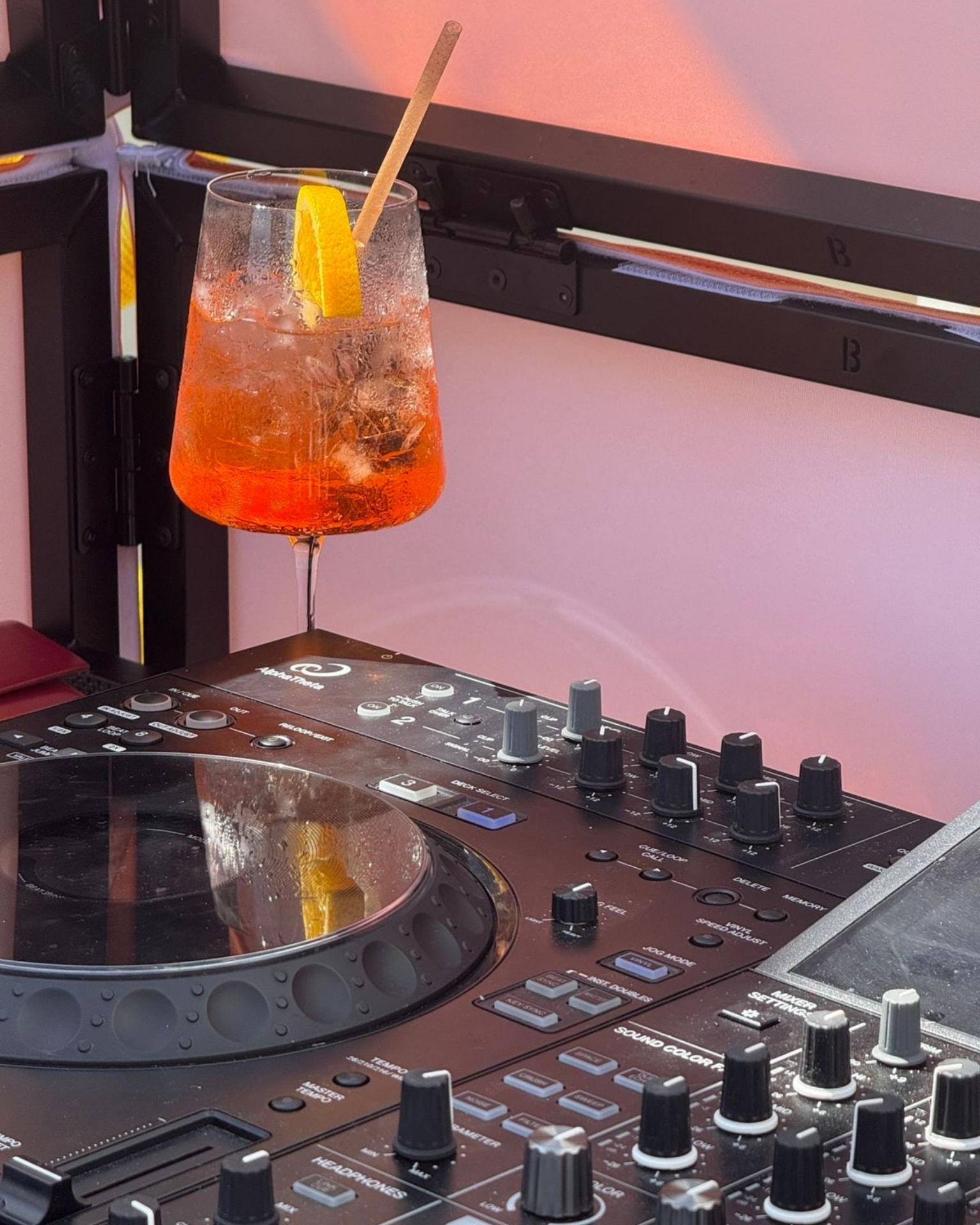 Aperol Spritz auf dem DJ Pult bei Sonnenuntergang