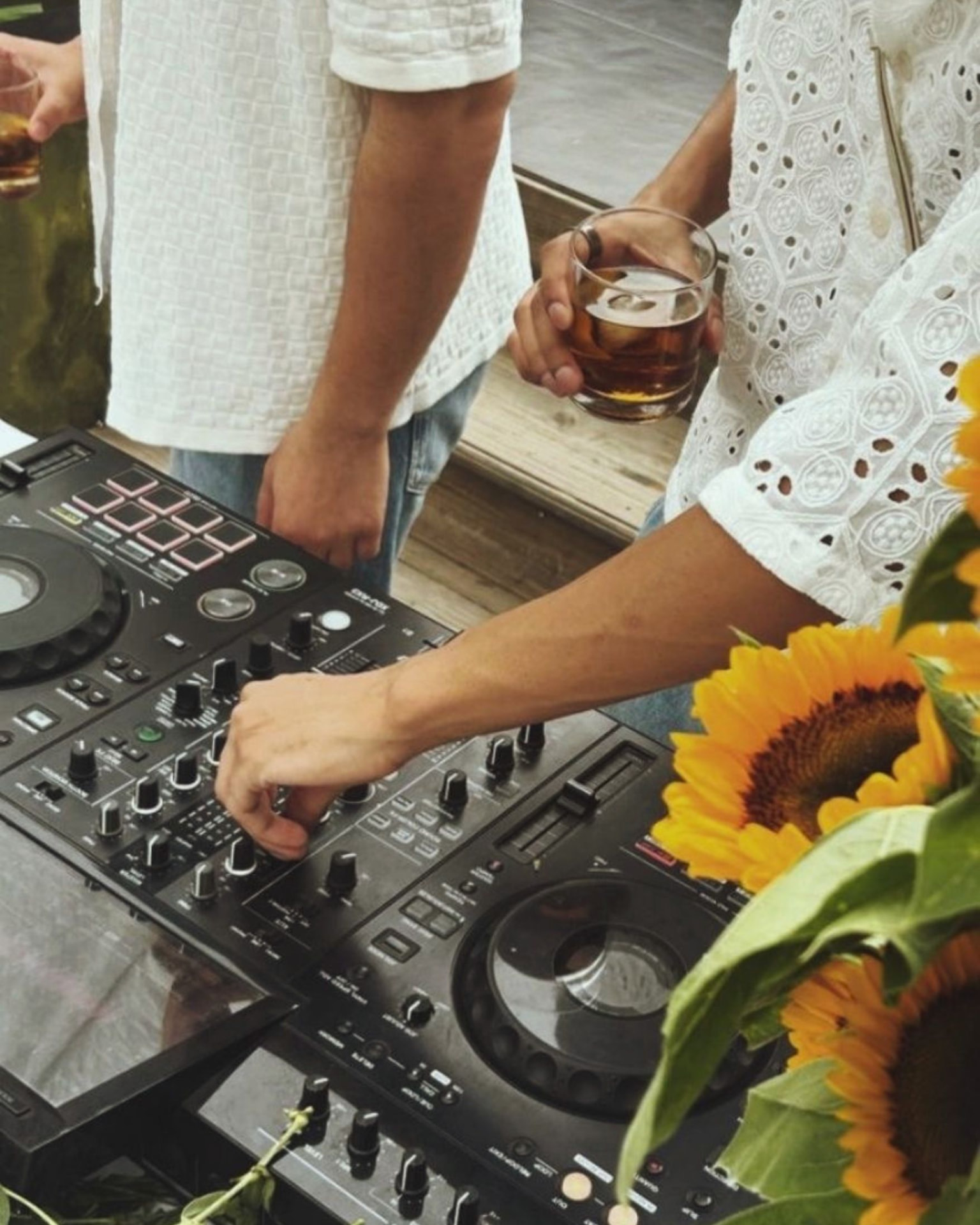 DJ Pult mit Sonnenblumen